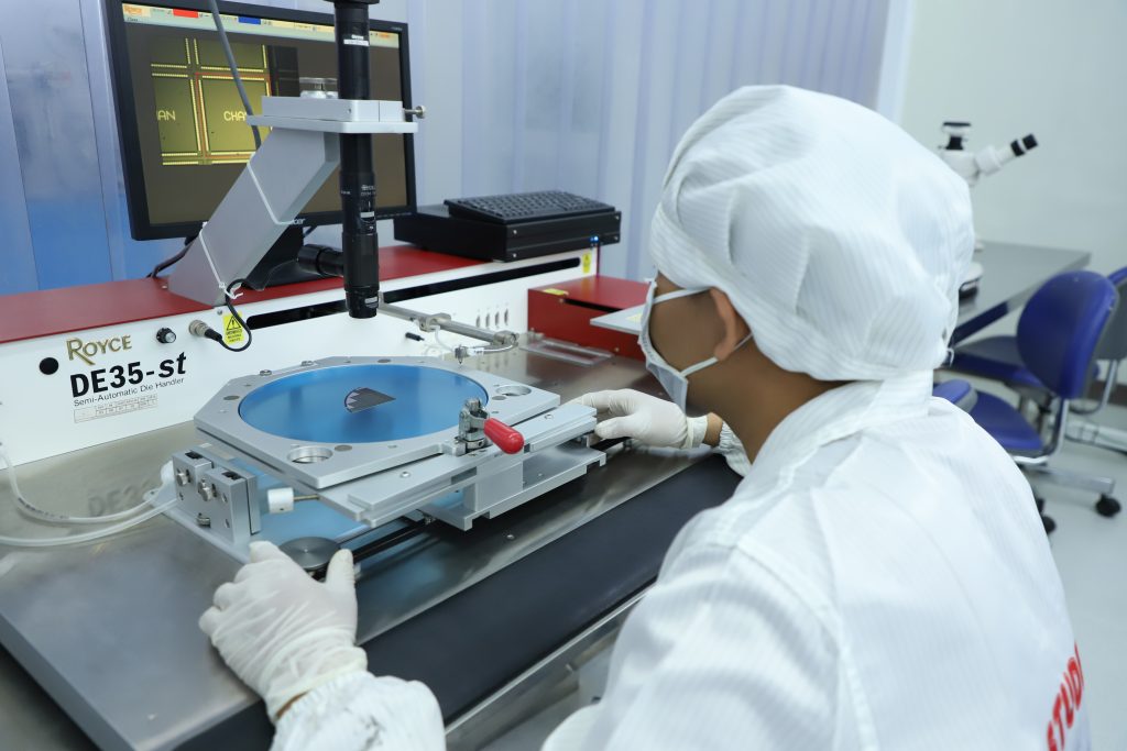 Realitas Tertambah (AR) untuk Pelatihan Industri dan Dukungan Jarak Jauh